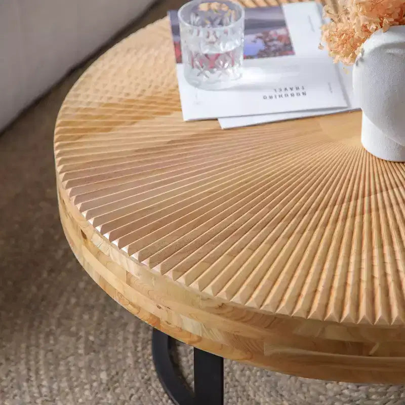 Table basse 1 personne avec plateau en pin sculpté et pieds en métal, naturel/noir, rond/irrégulier