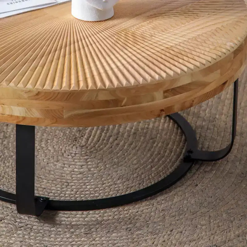 Table basse 1 personne avec plateau en pin sculpté et pieds en métal, naturel/noir, rond/irrégulier