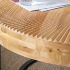 Table basse 1 personne avec plateau en pin sculpté et pieds en métal, naturel/noir, rond/irrégulier