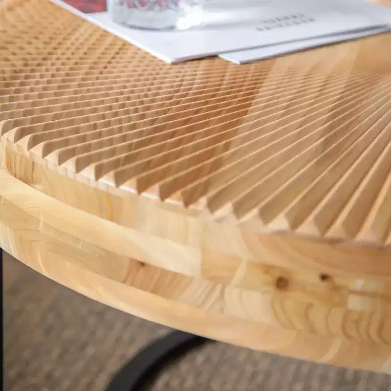 Table basse 1 personne avec plateau en pin sculpté et pieds en métal, naturel/noir, rond/irrégulier