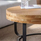 Table basse 1 personne avec plateau en pin sculpté et pieds en métal, naturel/noir, rond/irrégulier