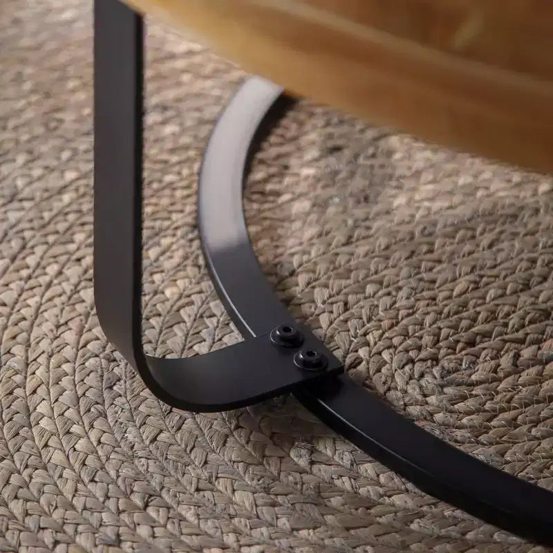 Table basse 1 personne avec plateau en pin sculpté et pieds en métal, naturel/noir, rond/irrégulier