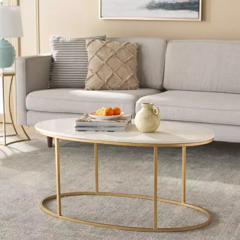 Table basse ovale, plateau en marbre blanc, structure en C dorée, 1 pièce