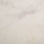 Table basse ovale, plateau en marbre blanc, structure en C dorée, 1 pièce