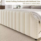 Lit plateforme King en velours gris, 2 places, tête de lit et pied de lit capitonnés avec garniture cloutée